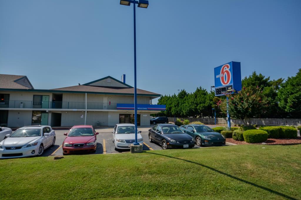 Motel 6 Huntsville - Madison Bagian luar foto