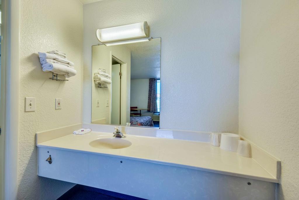 Motel 6 Huntsville - Madison Bagian luar foto