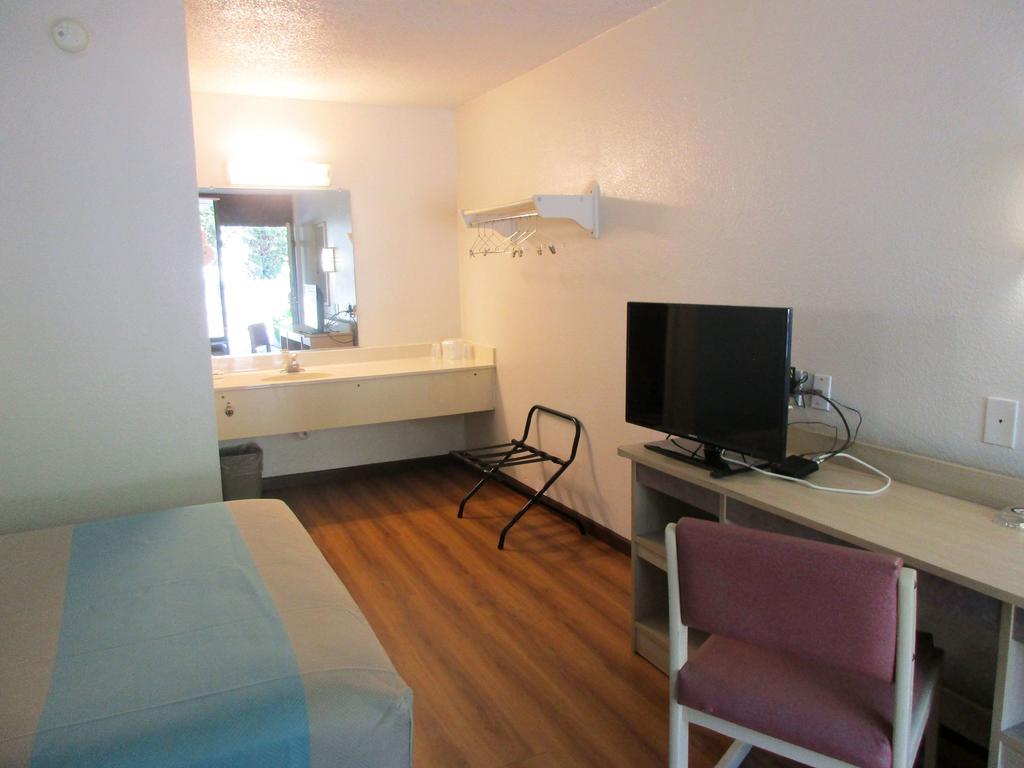 Motel 6 Huntsville - Madison Bagian luar foto